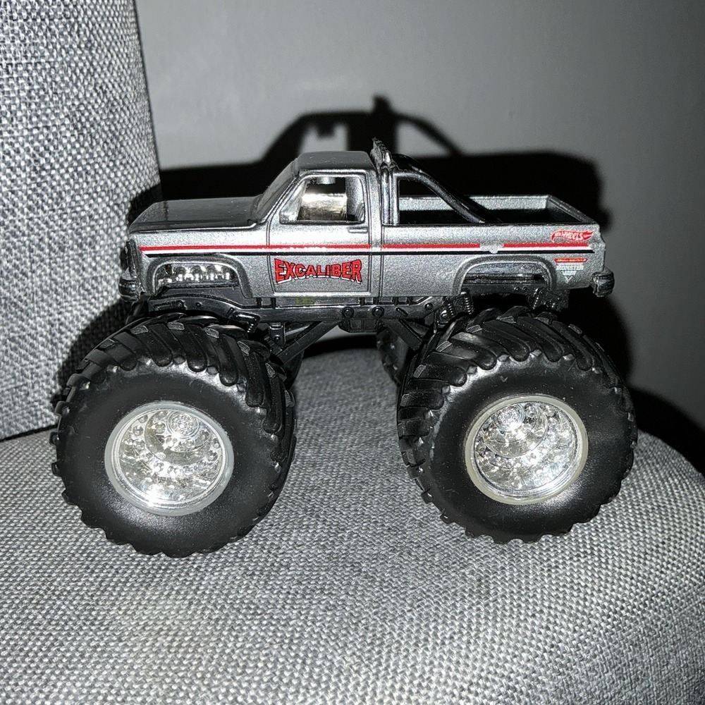 Excalibur Retro Monster Jam Truck Hot Wheels 1:64 Gray 2011 Rare HTF